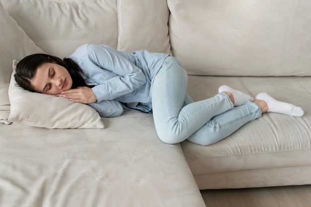 Plein coup femme dormant sur le canapé