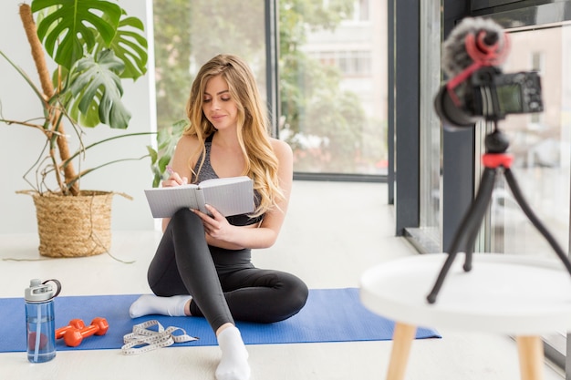 Photo gratuite plein coup femme écrivant avec un stylo