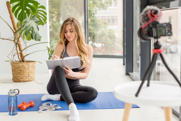 Plein coup femme écrivant avec un stylo