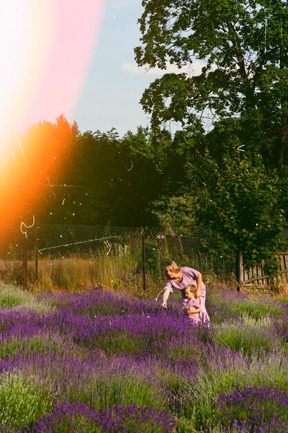 Plein coup femme et enfant dans la nature