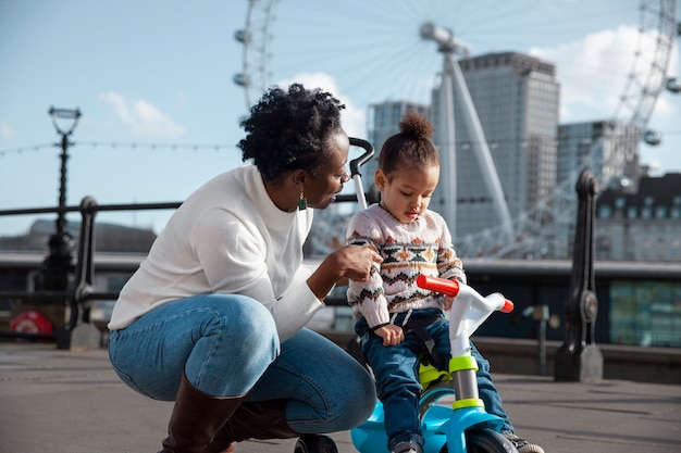 Plein coup femme et enfant sur tricycle