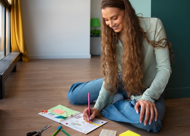 Plein coup femme faisant un journal créatif