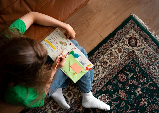 Plein coup femme faisant un journal créatif