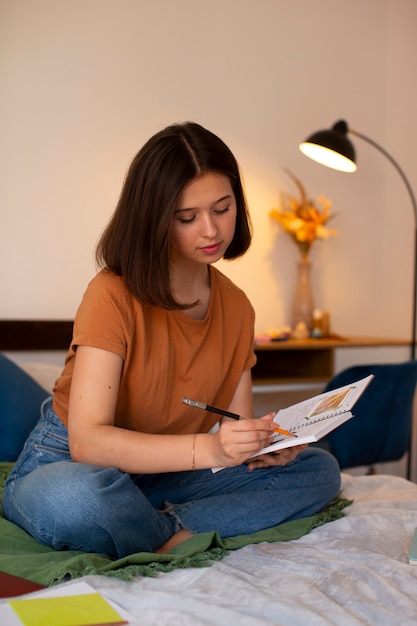 Photo gratuite plein coup femme faisant un journal créatif