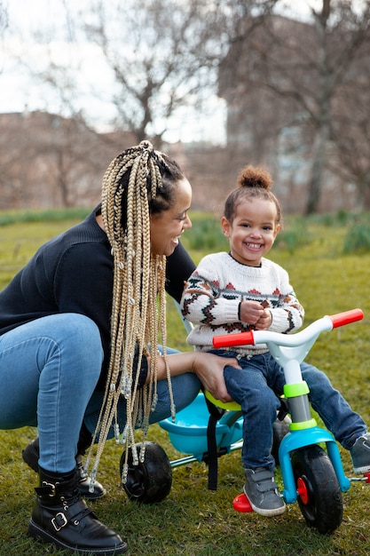 Plein coup femme et fille dans le parc