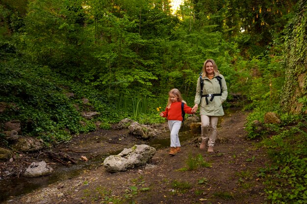 Plein coup femme et fille explorant la nature