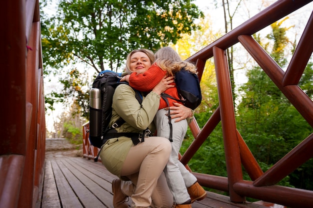 Photo gratuite plein coup femme et fille explorant la nature