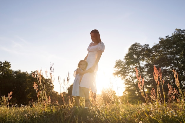 Photo gratuite plein coup femme et fille à l'extérieur