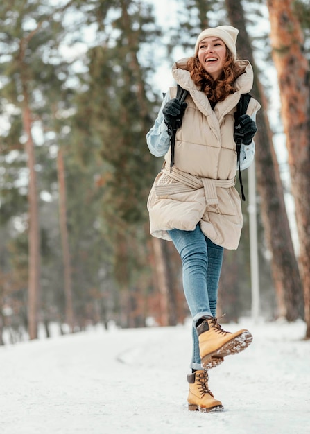 Plein coup femme forêt randonnée