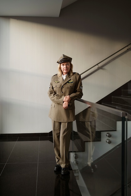 Plein coup femme générale en uniforme