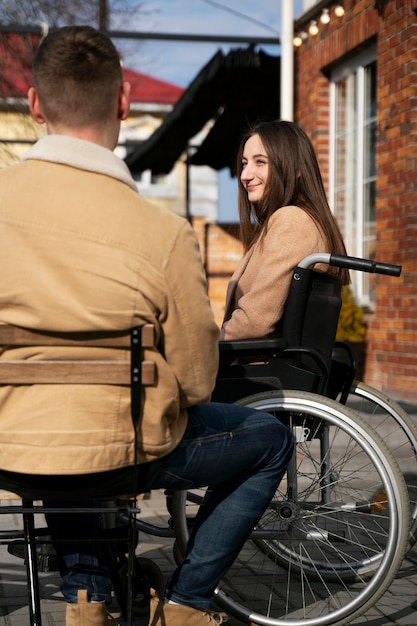 Photo gratuite plein coup femme handicapée avec des amis