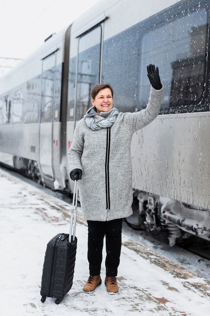 Plein coup femme heureuse avec bagages