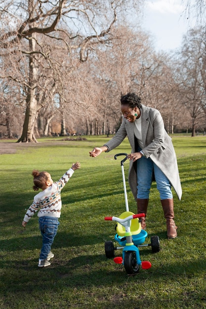 Plein coup femme heureuse et enfant dans la nature