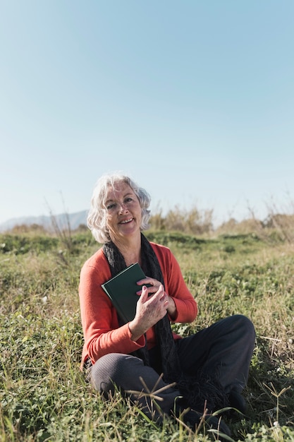 Plein coup femme heureuse à l'extérieur