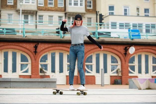 Plein coup femme heureuse sur skate