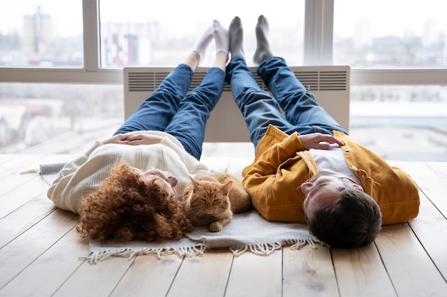 Plein coup femme et homme allongé sur une couverture