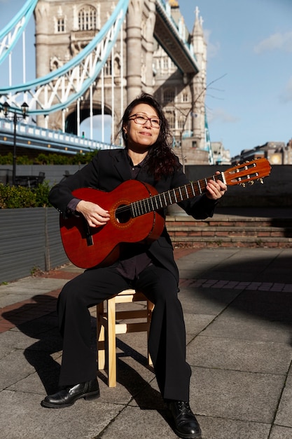 Photo gratuite plein coup femme jouant de la guitare