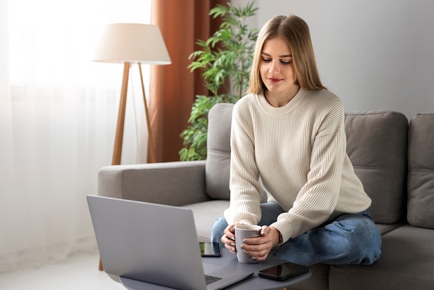 Photo gratuite plein coup femme lisant un magazine numérique