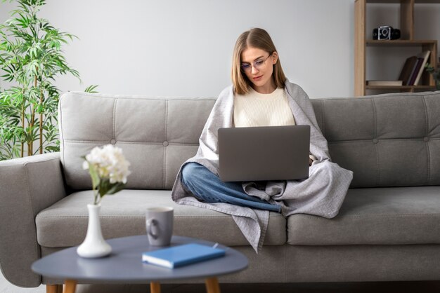 Plein coup femme lisant un magazine numérique