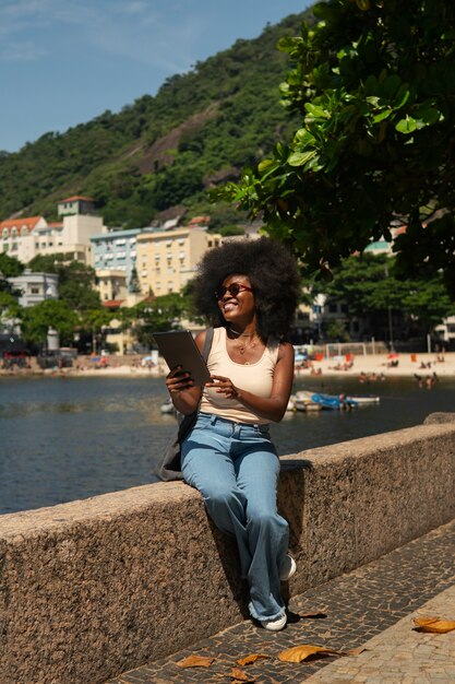 Plein coup femme lisant sur tablette