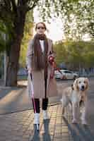 Photo gratuite plein coup femme marchant avec un chien d'assistance