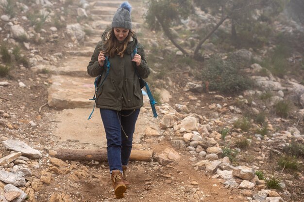 Plein coup femme marchant à l'extérieur