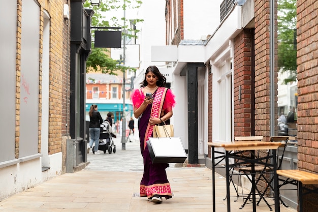 Plein coup femme marchant avec des sacs à provisions