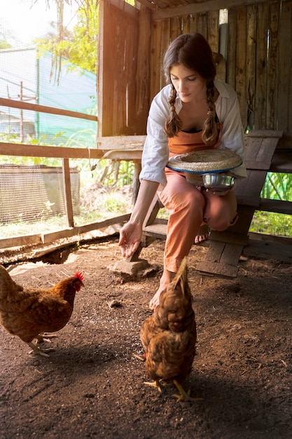 Plein coup femme nourrissant des oiseaux