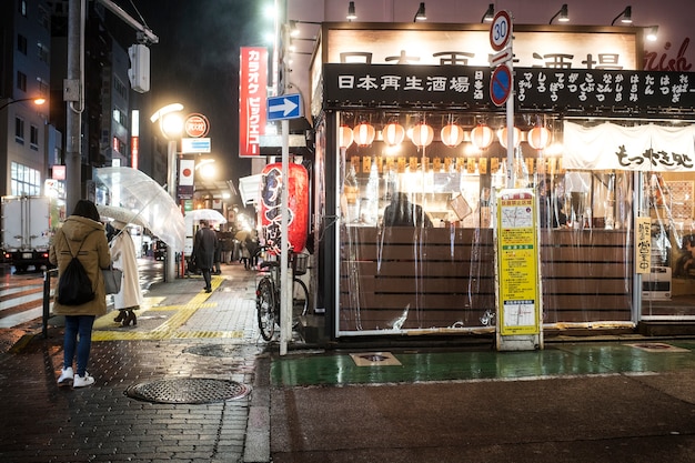 Photo gratuite plein coup femme avec parapluie à l'extérieur