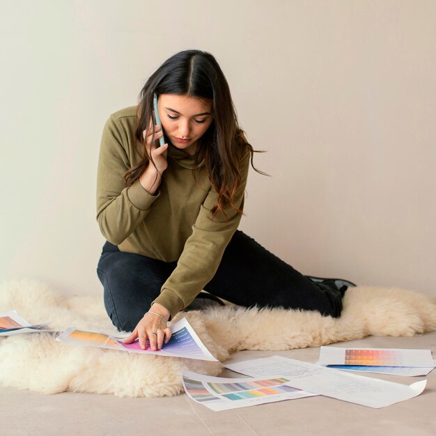 Plein coup de femme parlant au téléphone