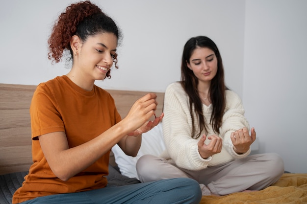 Plein coup femme peignant ses ongles