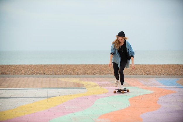 Plein coup femme sur planche à roulettes