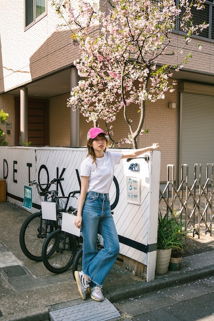 Photo gratuite plein coup femme portant un chapeau de camionneur rose