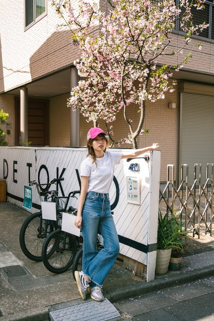 Plein coup femme portant un chapeau de camionneur rose