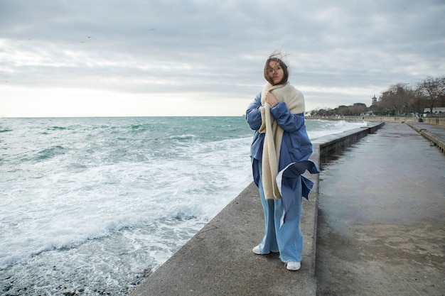 Plein coup femme portant un foulard au bord de la mer