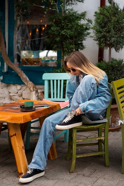 Plein coup femme portant une tenue en denim total