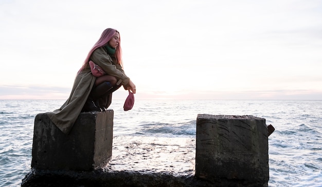 Plein coup de femme posant au bord de la mer