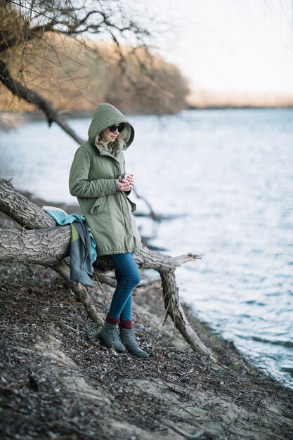 Plein coup femme posant dans la nature