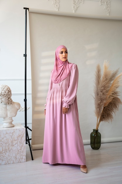 Photo gratuite plein coup femme posant avec hijab rose