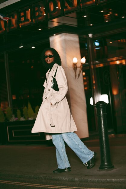 Plein coup femme posant la nuit avec flash