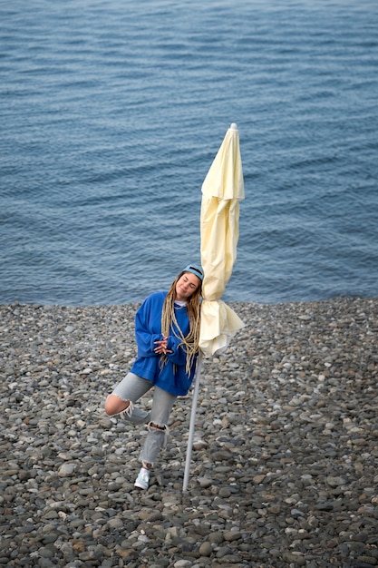 Plein coup femme posant avec parapluie