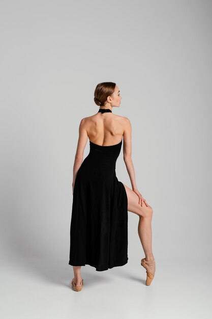 Plein coup femme posant en robe