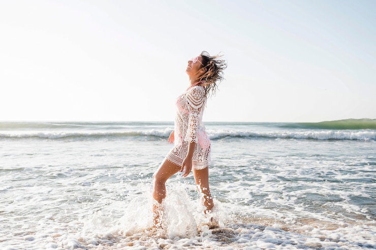 Photo gratuit plein coup, femme, poser, plage