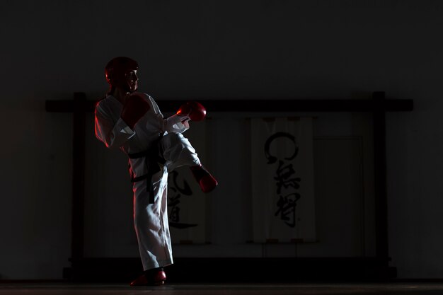 Plein coup femme pratiquant le taekwondo