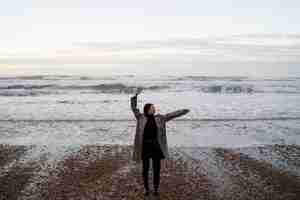 Photo gratuite plein coup femme profitant du temps à la plage