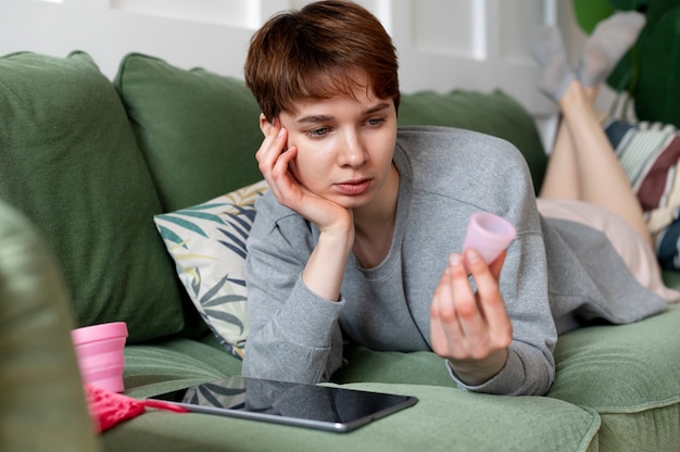 Photo gratuite plein coup femme regardant la coupe menstruelle