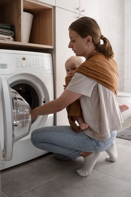 Plein coup femme tenant bébé