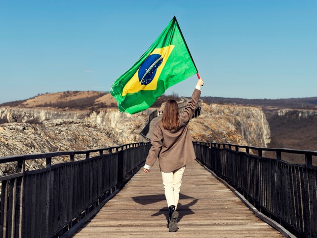 Plein coup femme tenant le drapeau brésilien