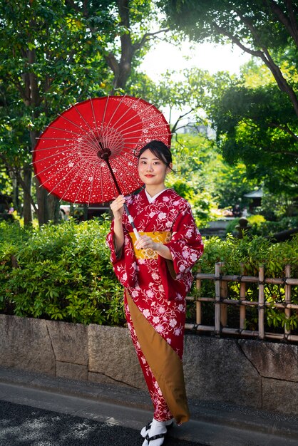 Plein coup femme tenant un parapluie wagasa