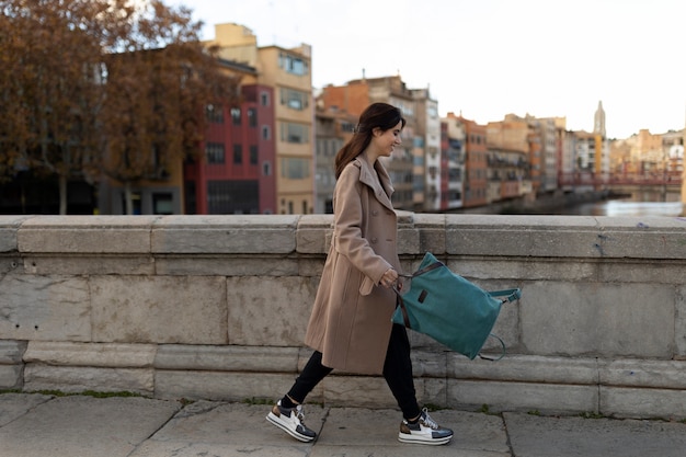 Plein coup femme tenant sac à dos